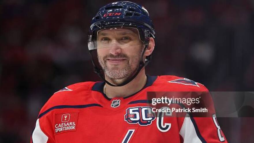 Aleksandr Ovechkin o'zining shaybasini rus tilida nishonladi va rekordni takrorlaganidan so'ng rus muxlislariga murojaat qildi