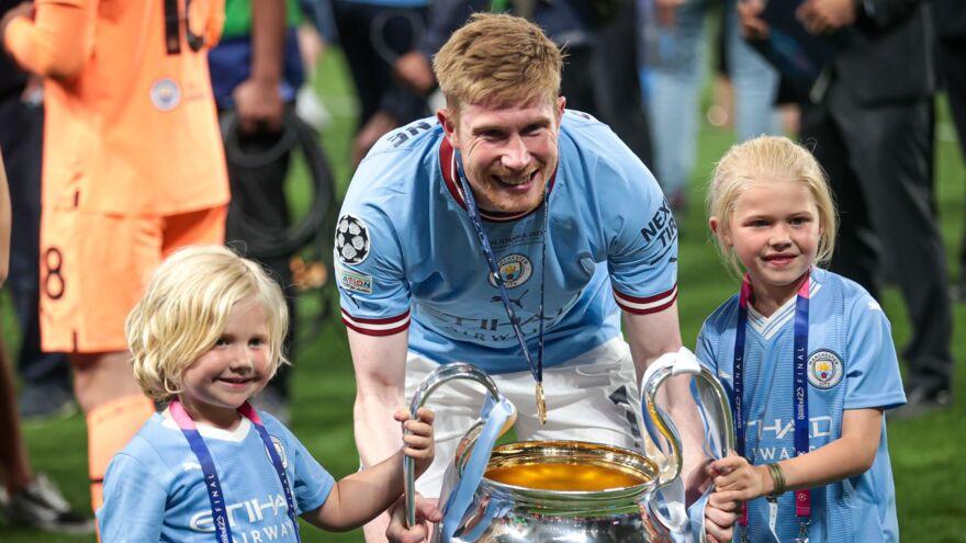 De Bruyne tibbiy ko'rikdan o'tish uchun Italiyaga uchib ketdi