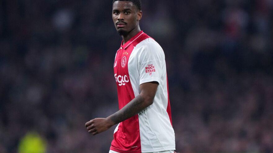 “Arsenal" “Ayaks”ning 19 yoshli himoyachisini nishonga oldi