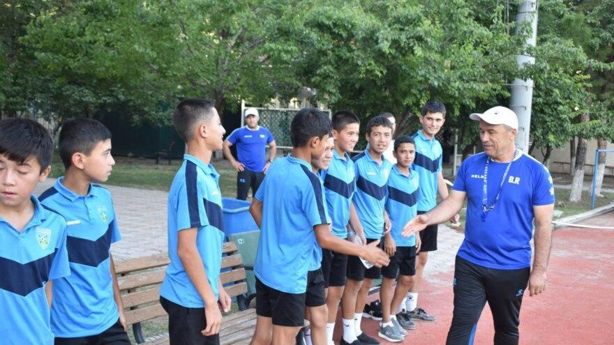 Qashqadaryolik yosh futbolchilar “Nasaf” o'quv-mashg'ulot bazasiga tashrif buyurishdi