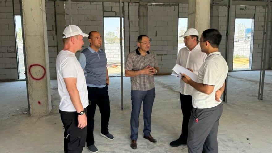 Sport vaziri Adham Ikramov Olimpiya shaharchasidagi qurilish ishlarini ko‘zdan kechirdi