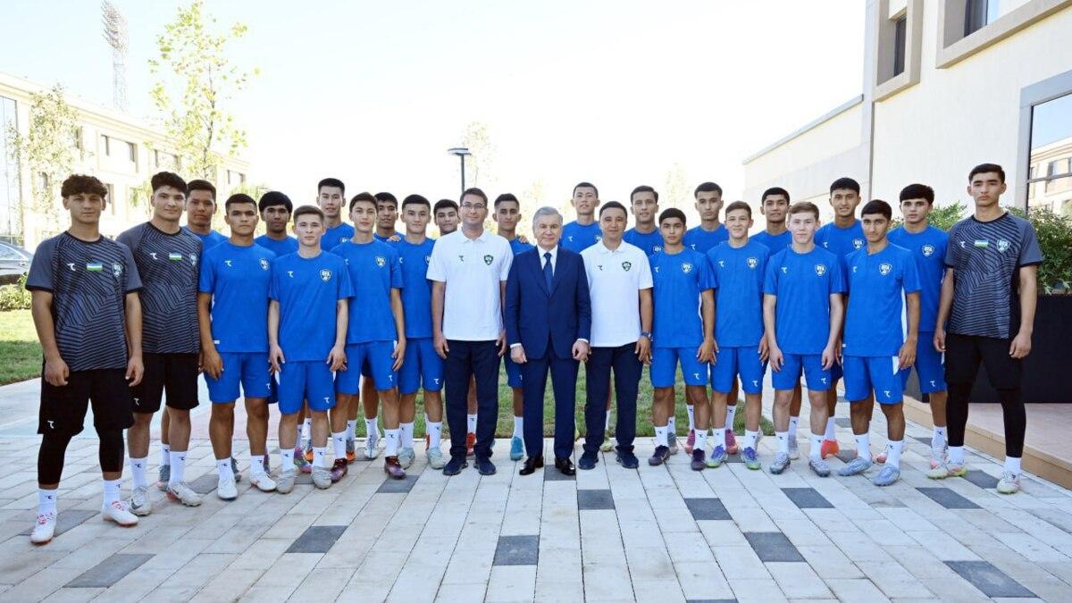 Shavkat Mirziyoyev Yuqori Chirchiq tumanida barpo etilgan Milliy futbol markazini borib ko‘rdi