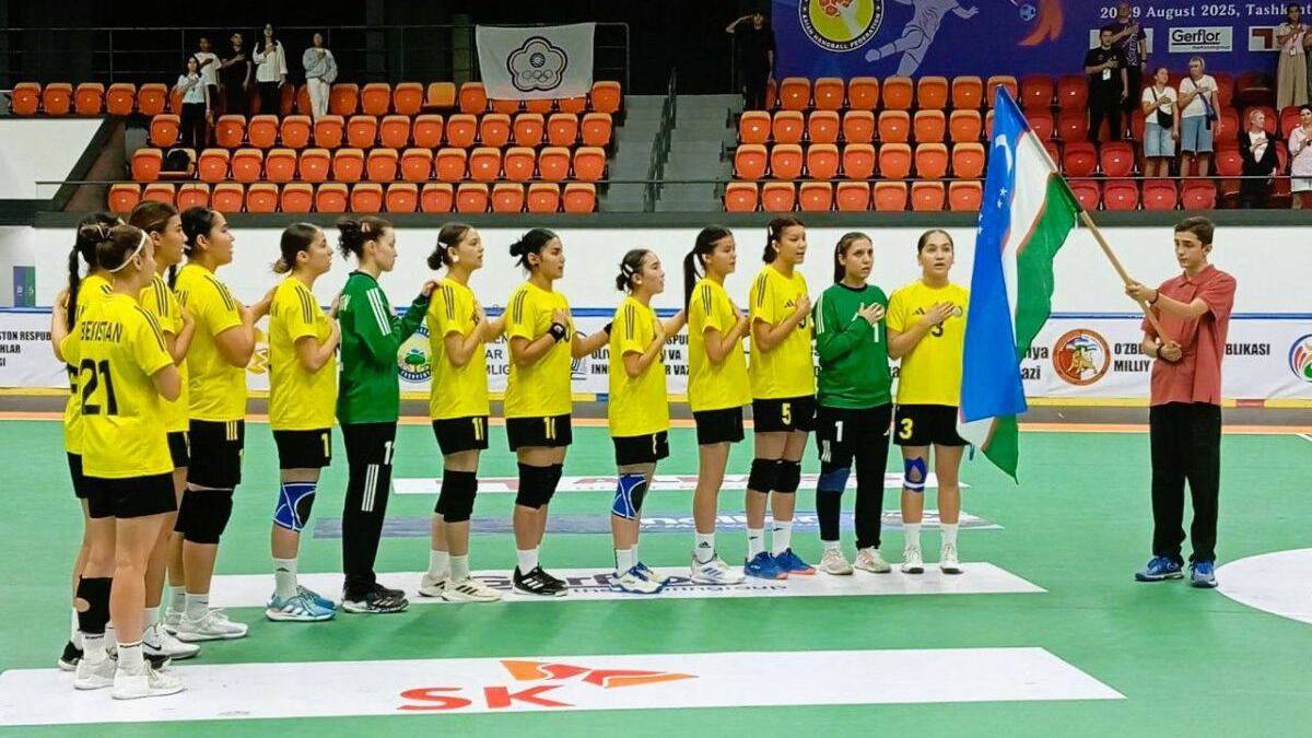 Qiz bir qizni, lezbiyenni, rusni bezovta qiladi Yalangoch Marusya Zykina