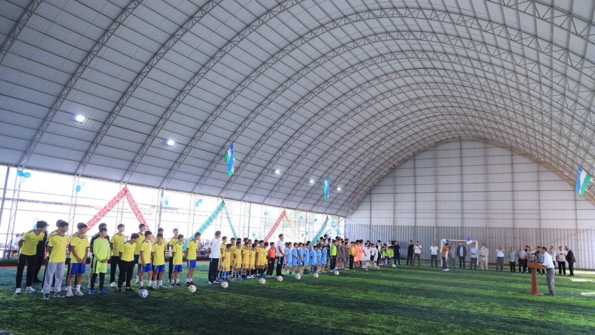 Yozyovon tumanida zamonaviy yopiq futbol maydonlari foydalanishga topshirildi