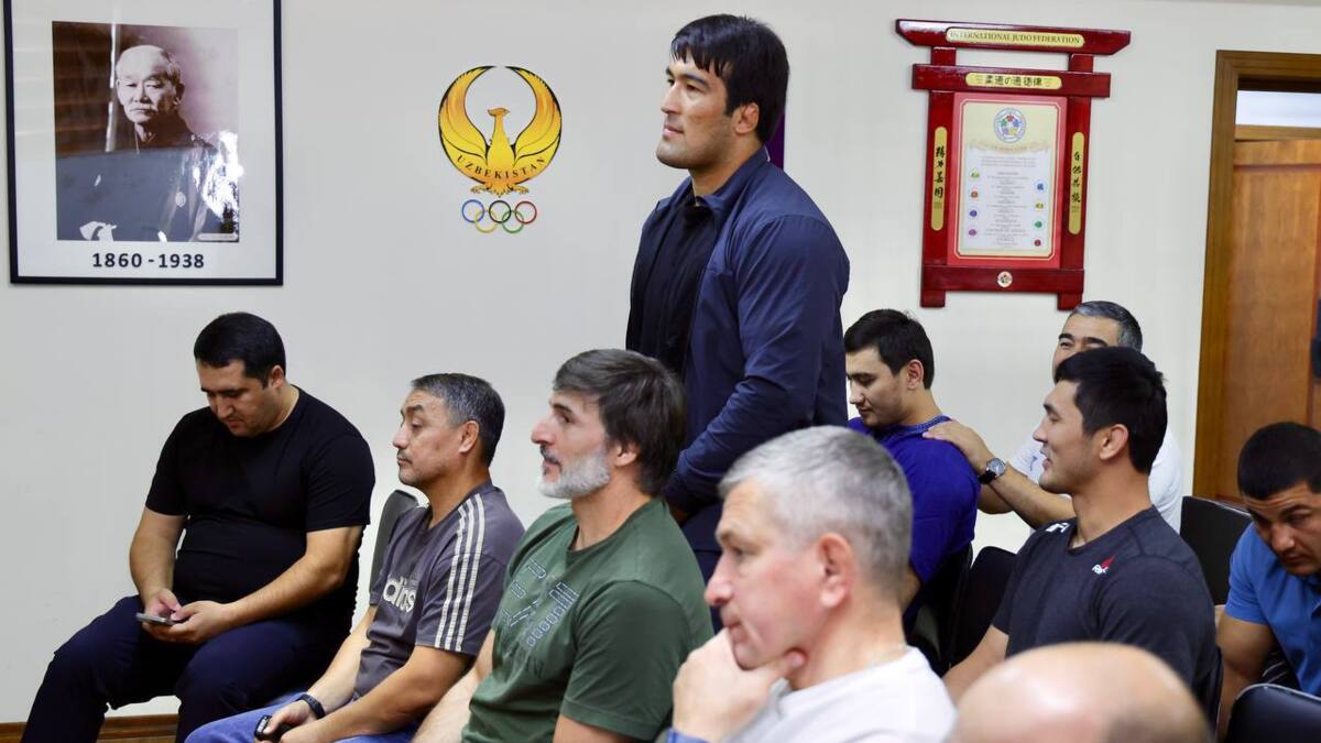 Azizjon Kamilov murabbiylar shtabi hamda kattalar terma jamoasi bilan uchrashdi