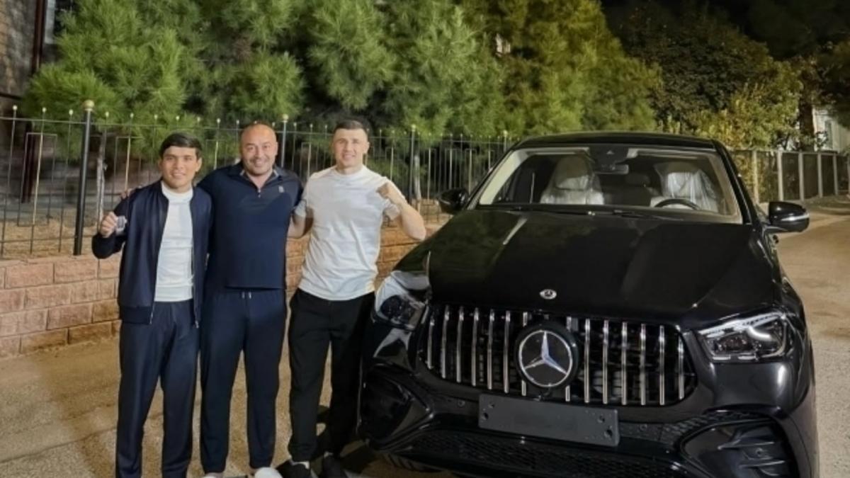 Ahmadaliev, Madrimov va Jalolov To‘lqin Qilichevga Mercedes sovg‘a qilishdi