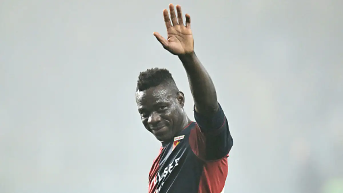 Balotelli yosh bolalarga mashg'ulot o'tmoqda