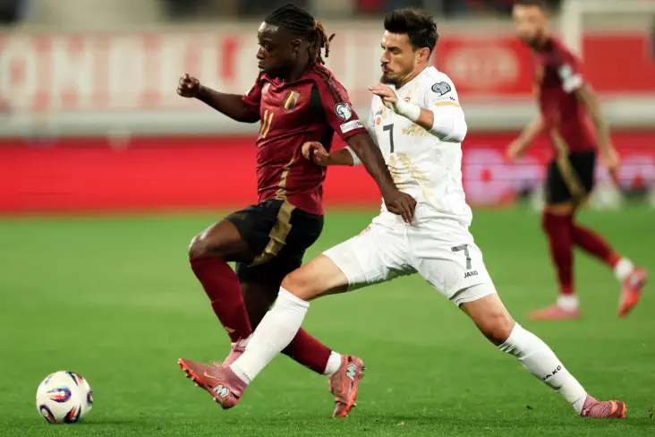 Qizlarning teshiklarining fotosuratlari chegaraga chozilgan