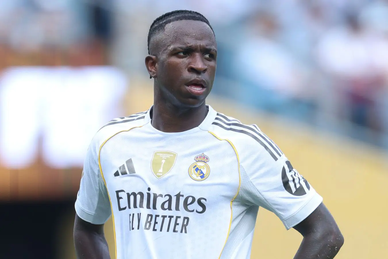 Intim fotosuratlar uchun oyoqlarini yoying