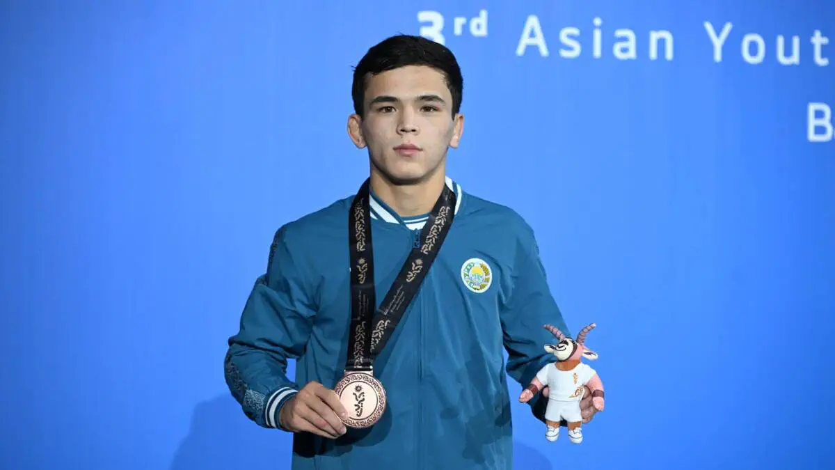 Kuyov qaynonasining trusigini hidlaydi Jinsiy aloqa