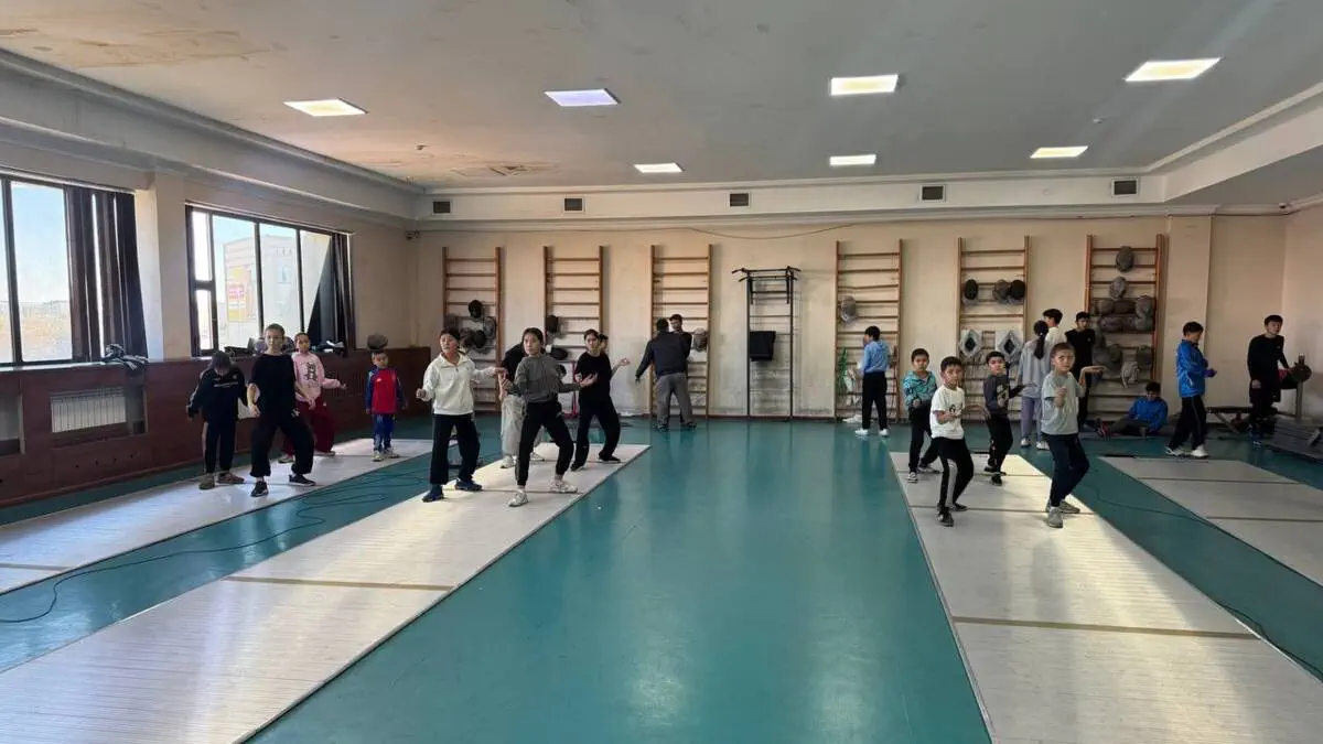 Qilichbozlik. Nukusda foil qilichbozlik bo'yicha mashg'ulotlar va metodologiya seminari davom etmoqda
