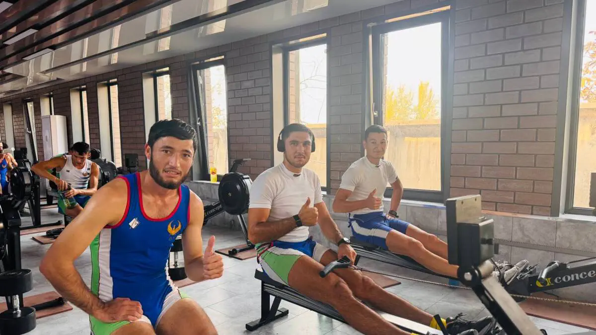 Akademik eshkak eshish bo’yicha kattalar va yoshlar terma jamoalari sport zalidagi mashg’ulotlarda ishtirok etishmoqda