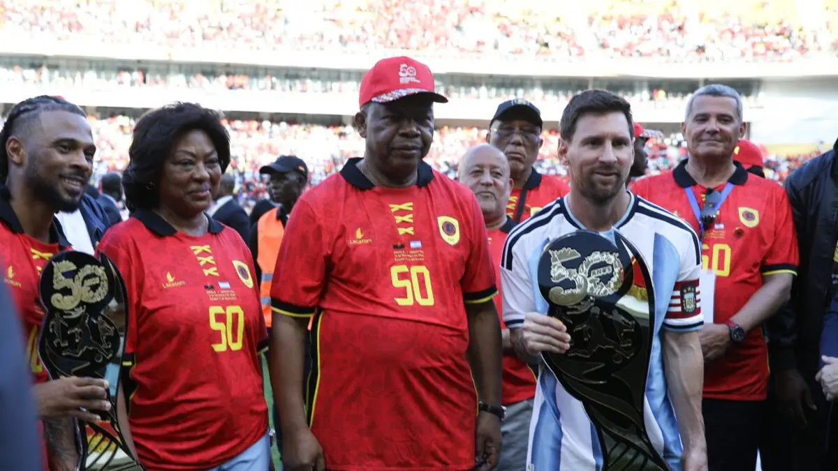 Angola prezidenti Argentinaga qarshi oʻyindan soʻng Messiga maxsus kubok topshirdi
