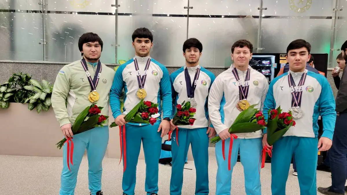 Fajr Cup xalqaro turnirida muvaffaqiyatli ishtirok etib, 15 ta medalni qo‘lga kiritgan og‘ir atletikachilarimiz yurtimizga qaytib kelishdi