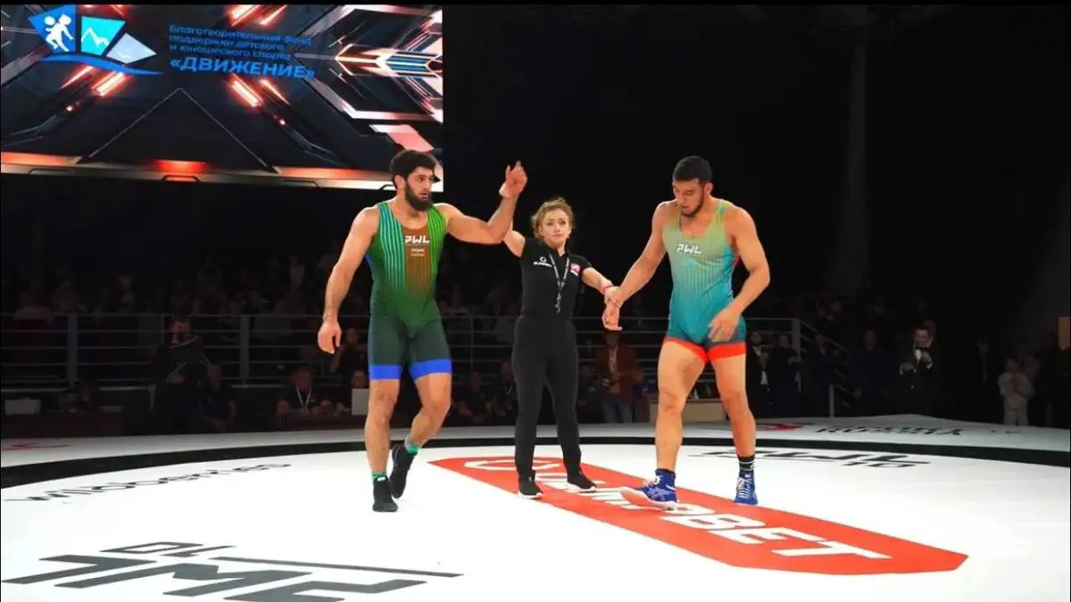 Olimpiada sovrindori Magomedxan Magomedov jahon chempioni Rizabek Aytmuxanni keskin bahsda 6:4 hisobida mag‘lub etdi
