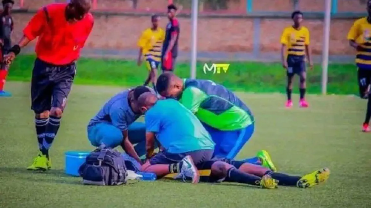 Burundida futbolchi tanga yutib yuborishi oqibatida maydonda vafot etdi