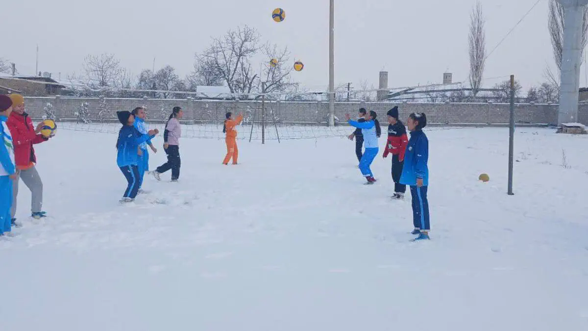 Namangan viloyati Yangiqo‘rg‘on tumani 63-maktabda voleybol sport turi bo‘yicha “Qor ustida voleybol” musobaqasi tashkil etildi