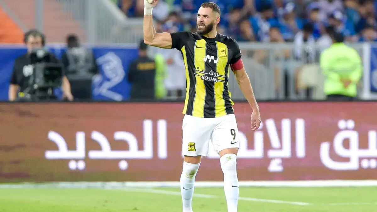 Benzema Ronalduning ustidan kuldi
