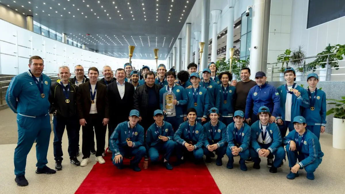 Xokkey bo'yicha Jahon chempionati g'olibi bo'lgan O‘zbekiston U18 terma jamoasi yurtimizga qaytishdi