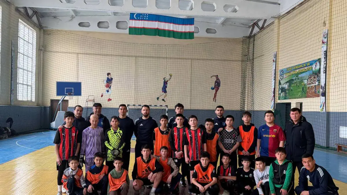 «Guliston» futbol klubi Yangiyer shahridagi BO‘SMda «master-klass» o‘tkazdi