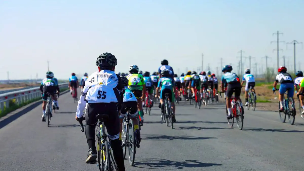 Qarshi shahrida velosportning shosse turi bo'yicha o'tkazilayotgan musobaqa davom etmoqda