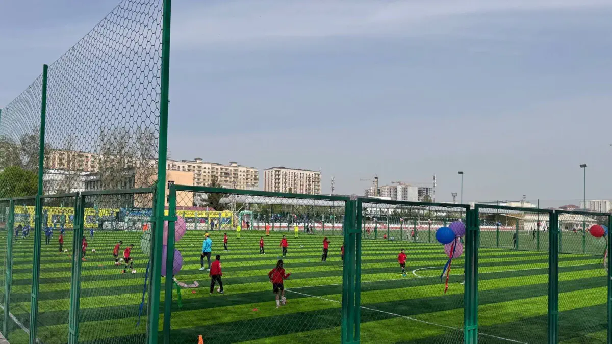 Farg‘onada yangi futbol maydoni foydalanishga topshirildi 