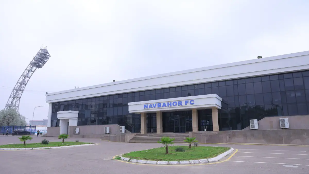 Namangan viloyati hokimi Navbahor stadionida olib borilayotgan taʼmirlash ishlari bilan tanishdi