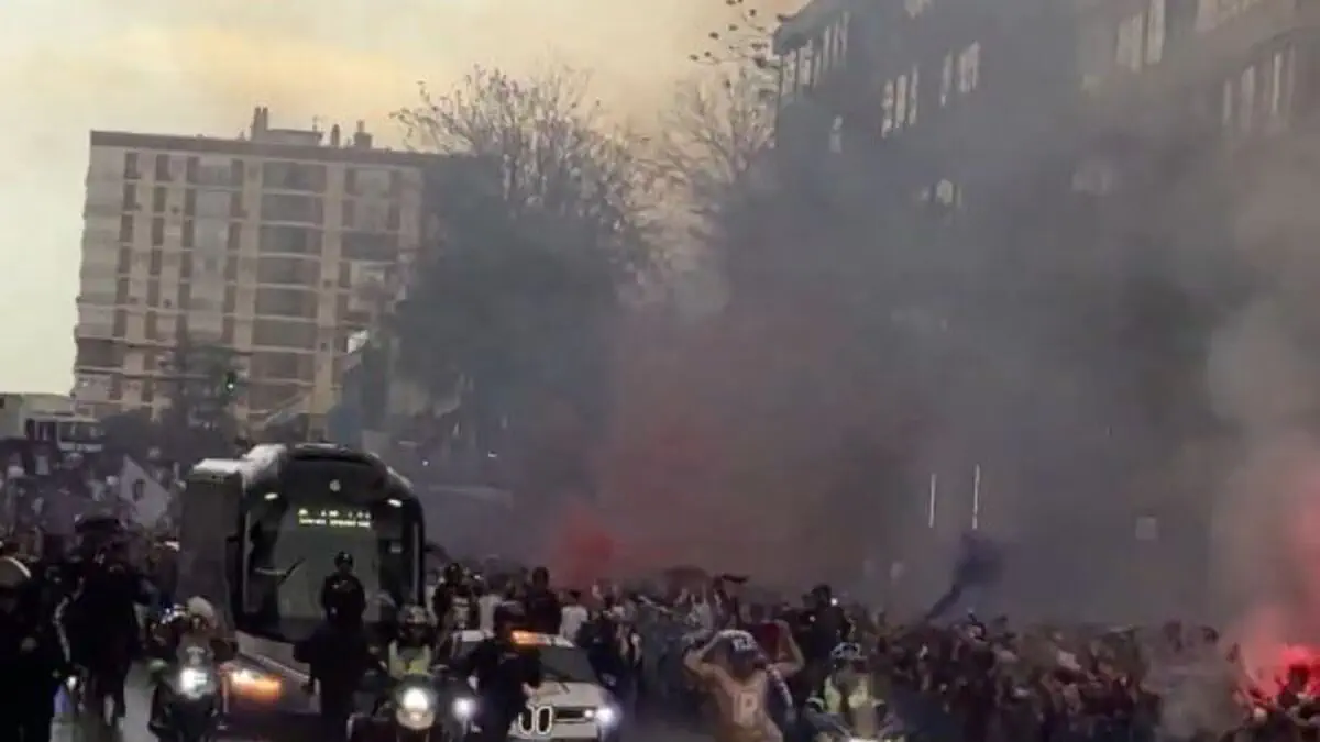 YChL chorak finali oldidan g‘alati voqea: Yalang‘och erkak «Real» avtobusi yo‘lini to‘sishga urindi