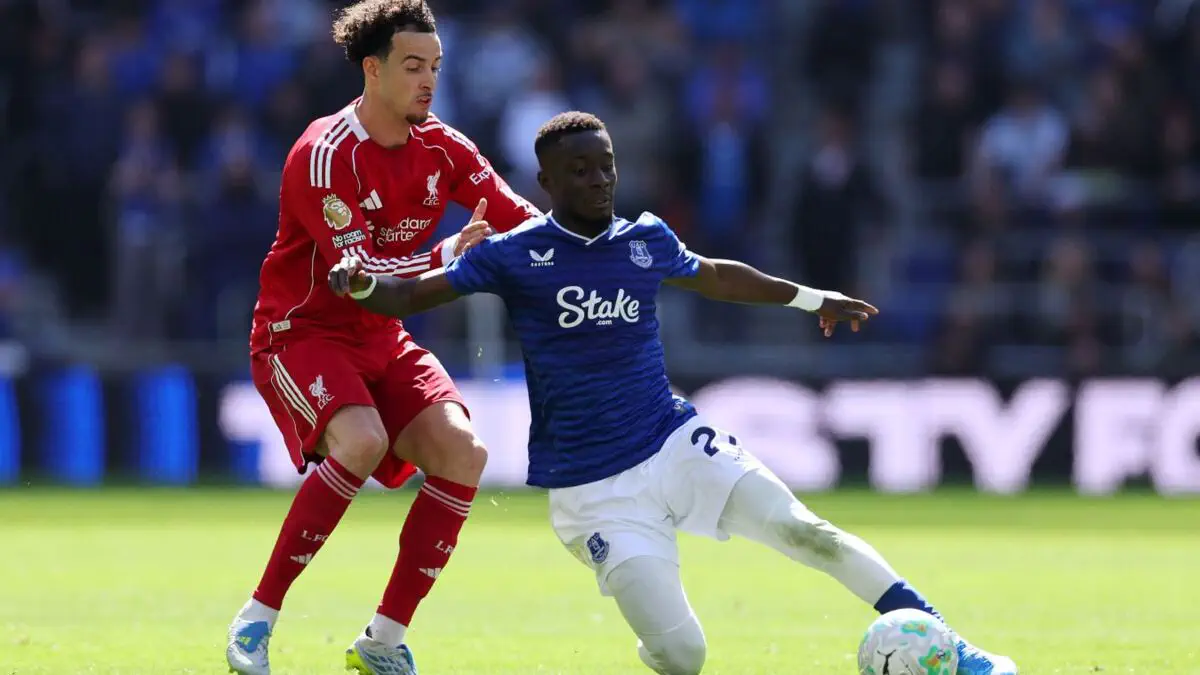 APL. «Liverpul» Van Deykning 90+10-daqiqada urgan goli evaziga derbida «Everton»ni magʻlub etdi
