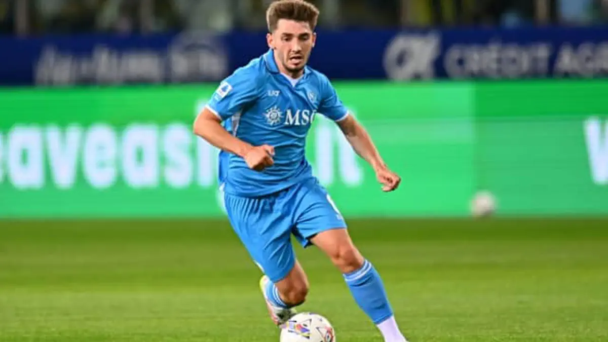 «Napoli» yarimhimoyachisi oʻz bogʻiga Maradona haykalini oʻrnatdi