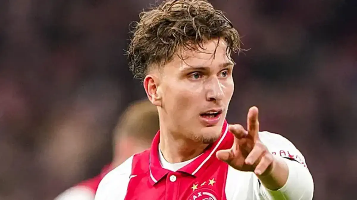 «Arsenal», «Barselona» va «Chelsi» «Ayaks» yarimhimoyachisiga qiziqish bildirmoqda 
