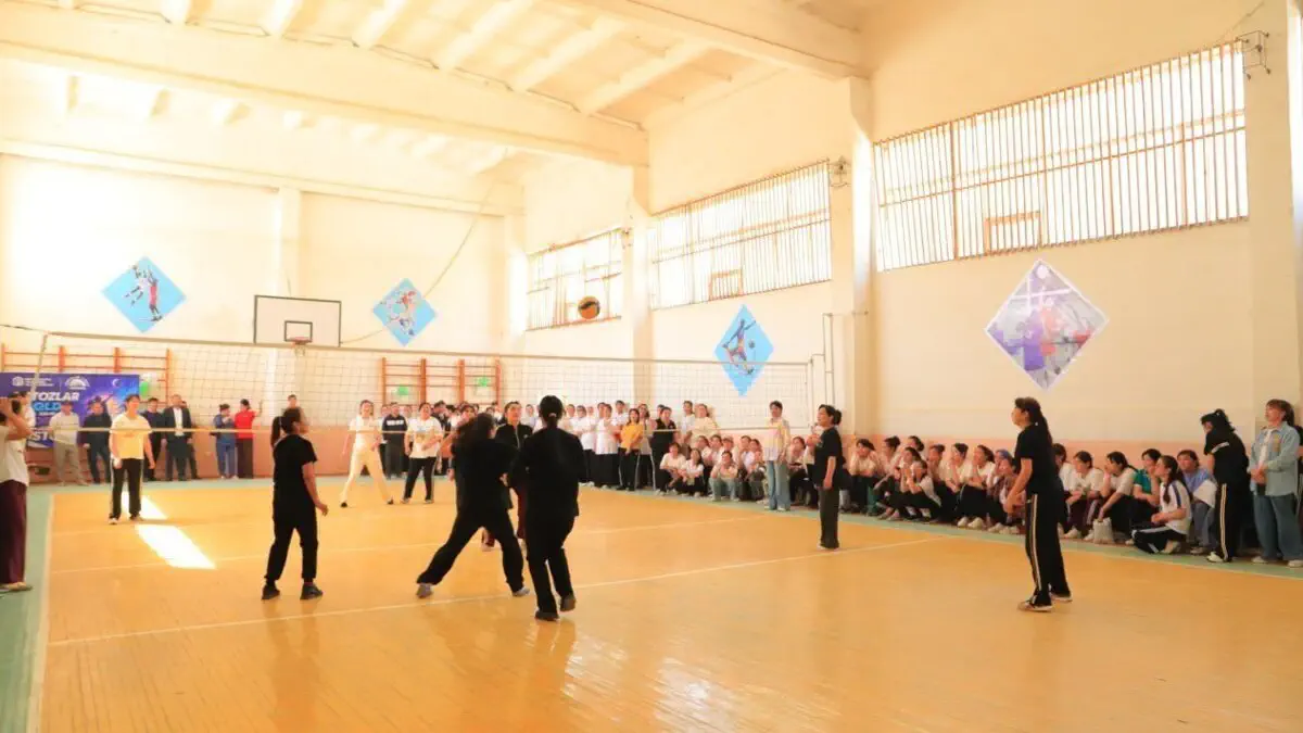 Zarbdorda o‘qituvchi ayollar o‘rtasida voleybol musobaqasiga start berildi 