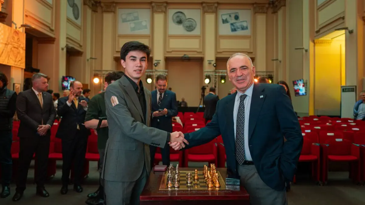 Garri Kasparov Sindarov haqida: "U xuddi 60-yillarning o'rtalaridagi Spasskiy kabi o'ynaydi"