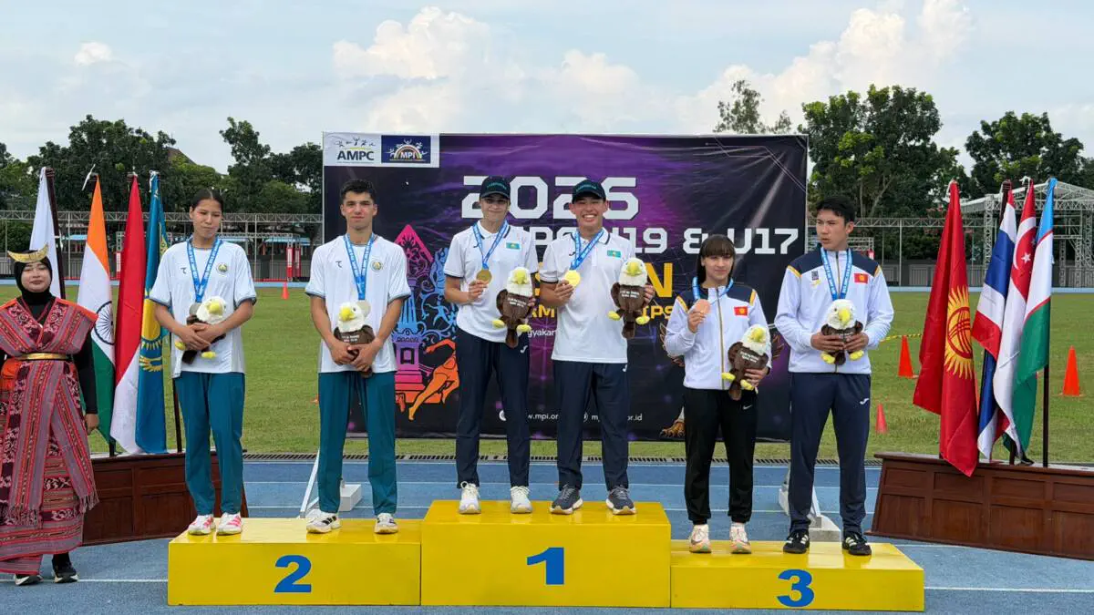 Muhammadamin Sultonbekov va Mehriniso Qahramonova aralash estafetada ishtirok etib, qit'a chempionatida kumush medallarni qo'lga kiritishdi