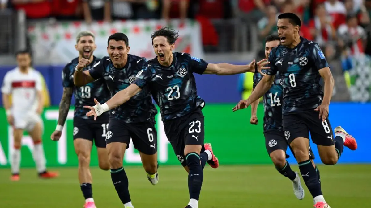 Paragvaylik futbolchi Turkiya bilan oʻyinda hakamning tushib ketgan soatini taqib oldi