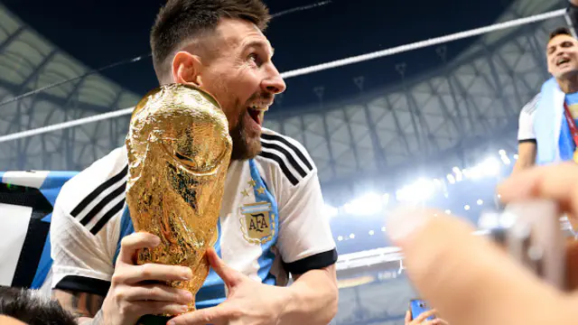 Lionel Messi to‘qqiz yoshidayoq superyulduz bo‘lgan: asosiy jamoa futbolchilari mashg‘ulotdan keyin «mitti sehrgar»ni tomosha qilish uchun qolishgan