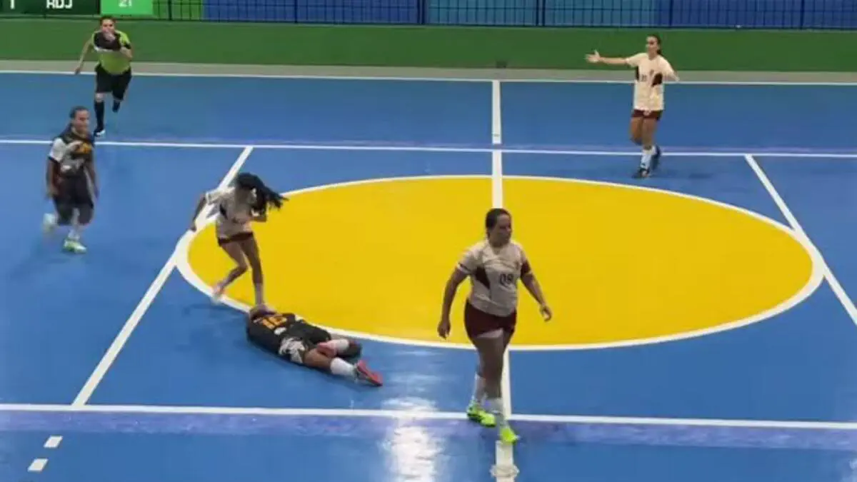 Futzal bahsida raqibasining boshiga ikki marta tepgan futbolchi 5 yilga chetlatildi