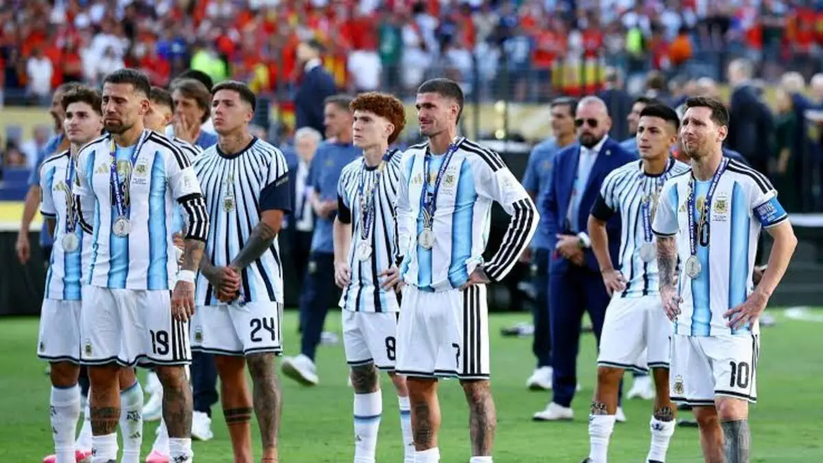 Martines Argentina futbolchilarining nega Ispaniya kubokni olayotganda ortiga o‘girilib turganiga izoh berdi