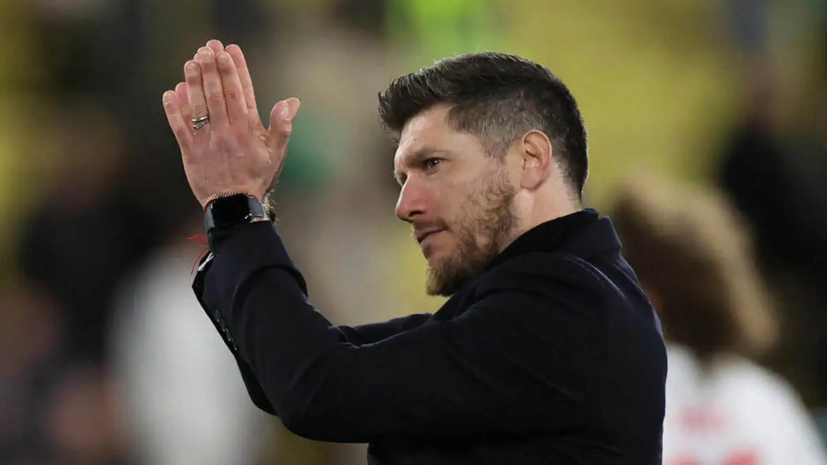 Rasman: Pokonoli — Shotlandiya terma jamoasi bosh murabbiyi