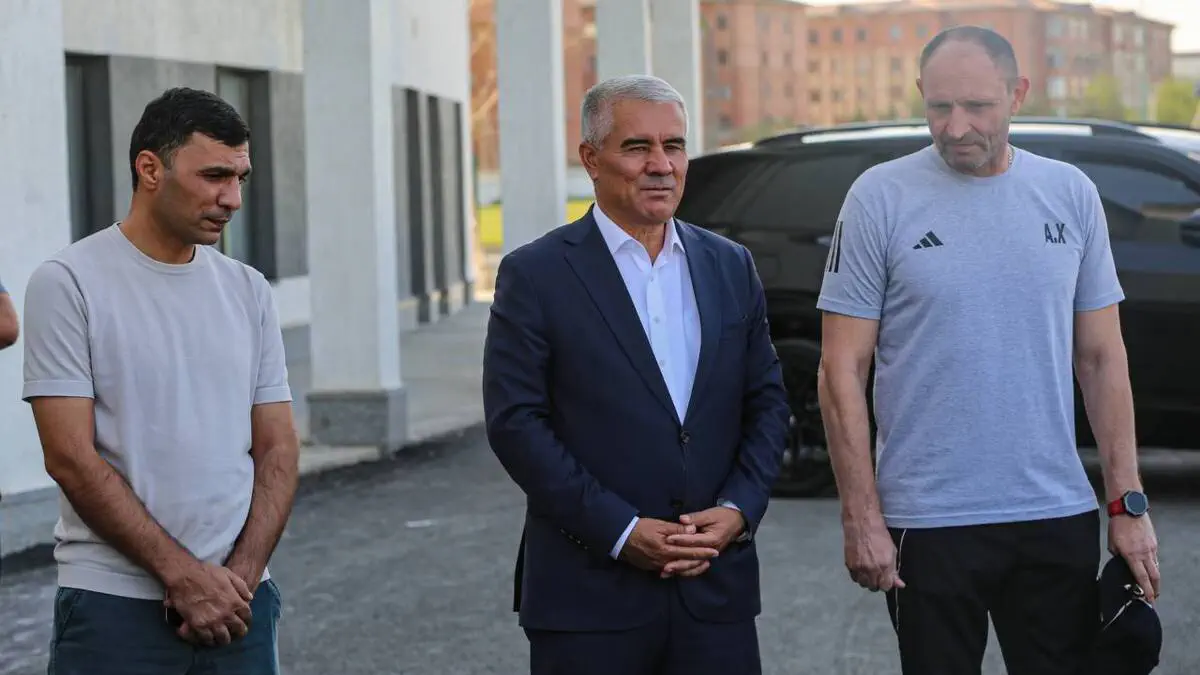 Buxoro viloyati hokimi Botir Zaripov «Buxoro» jamoasi futbolchilari bilan uchrashdi