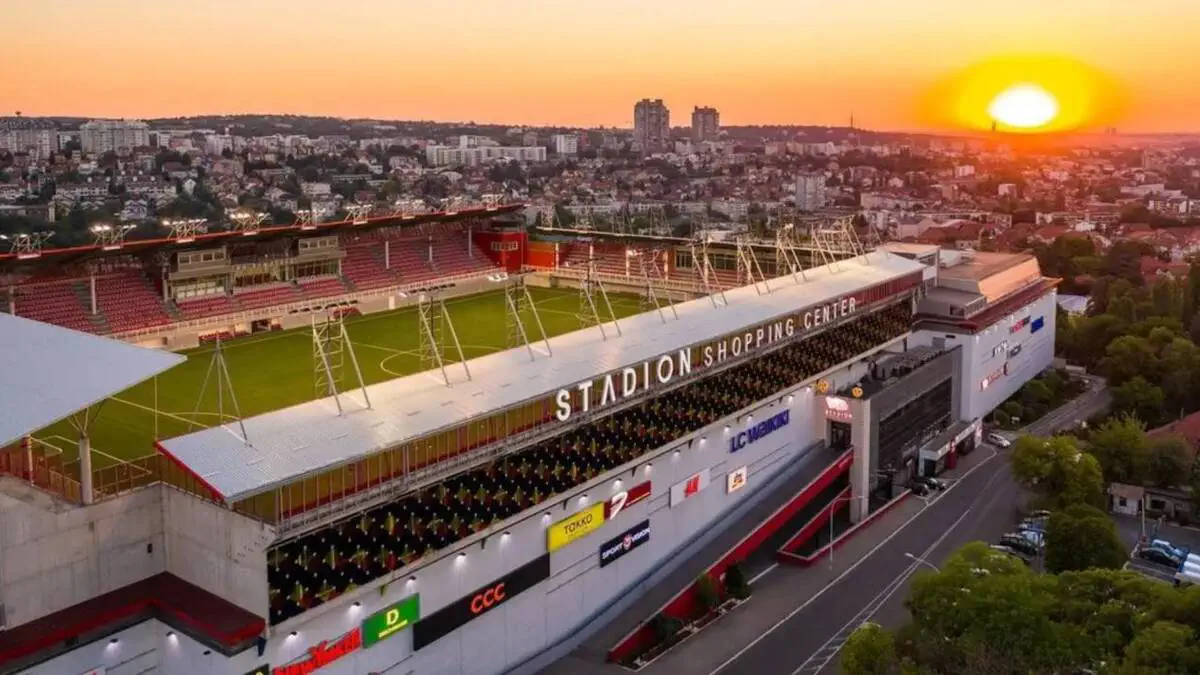 Konteynerdan savdo markazi tomigacha: dunyodagi eng noodatiy stadionlar