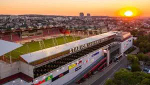 Konteynerdan savdo markazi tomigacha: dunyodagi eng noodatiy stadionlar